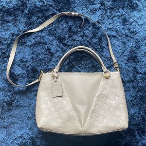 Louis Vuitton V Tote MM